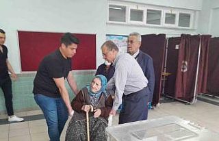 Konya’da 99 yaşındaki nine sandığa sandalyeyle...