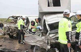 Konya’da kamyonetle minibüs çarpıştı: 2 ölü,...