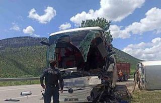 Konya’da yolcu otobüsü ile temizlik aracı çapıştı:...