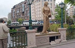 Köprübaşı’nda heykelin duvarı vandalların...