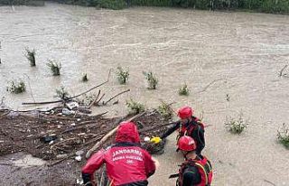 Korkuluklara kıyafetlerini bırakıp nehirde kaybolan...