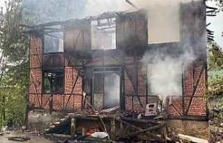 Köy evi alevlere teslim oldu: 2 yaralı