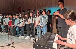 Köy okulunda düzenlenen çok dilli koro dinleyenleri...