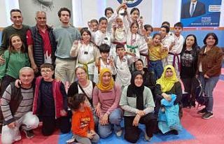 Köyceğizli taekwondocu minik kızlar şampiyon oldu