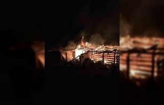 Köyde çıkan yangında ev ve samanlık küle döndü