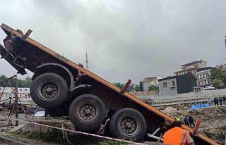 Küçükçekmece’de demir yüklü tır şantiye...