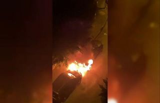 Küçükçekmece’de iki otomobilin alevler içinde...