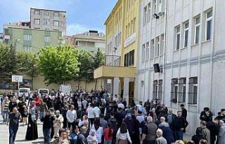 Küçükçekmece’de oy kullanan vatandaşlar okullarda...