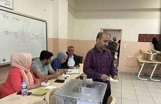 Küçükçekmece’de sabah okul önünde kuyruk oluşturan...