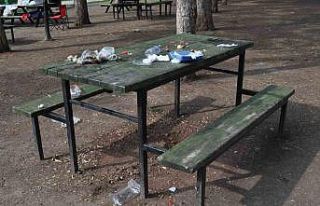 Kullandıkları masayı çöplerle bu halde bıraktılar