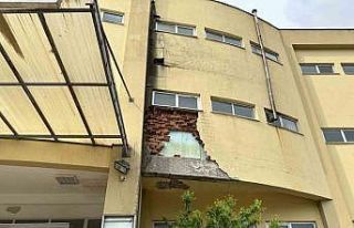 Kullanılmayan AVM harabeye döndü