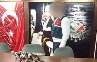 Kumarhanenin kapısını Atatürk portresi ile gizlemişler