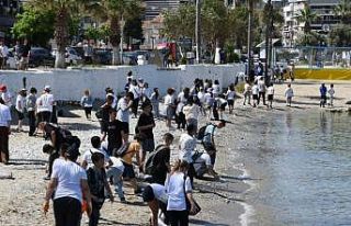 Kuşadası sahil bandında temizlik çalışması...