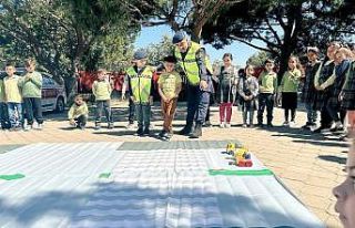 Kuşadası’nda ilkokul öğrencileri “trafik dedektifi”...