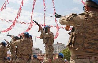 Kutlamalara komandoların tüfekli gösterisi damga...