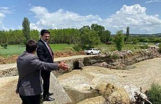 Kuvvetli sağanak sele sebep oldu, köy yolu ve köprü...