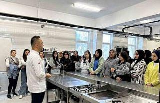 Lise öğrencileri alanları ile ilgili üniversiteyi...