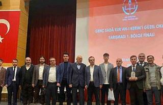 Lise öğrencileri Kur’an-ı Kerim’i Güzel Okuma...