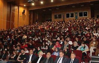 Lise öğrencilerinden konferansa yoğun ilgi