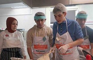 Liseli öğrenciler mutfakta hünerlerini sergilemek...