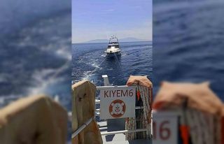 Lüks tekne açık denizde arıza yaptı, KIYEM kurtardı
