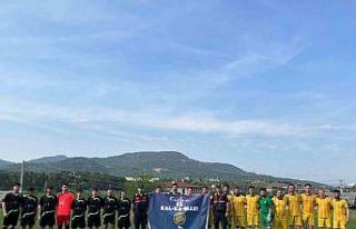 Maç öncesi açılan pankart büyük alkış aldı