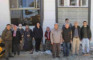 Mahalle sakinlerinden yol ortasında yapılacak apartmana...