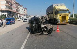 Makas atarken bariyerlere çarptı, hurdaya dönen...