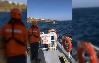 Makine arızası yapan 10 metrelik tekne kurtarıldı