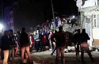 Malatya’da 3 katlı ağır hasarlı bina çöktü:...