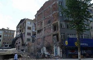 Malatya’da ağır hasarlı binaların yıkımı...