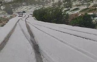 Malatya’da dolu yolları kapattı, çok sayıda...