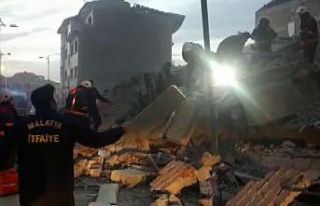 Malatya’da hasarlı bina çöktü: 1 kişi enkaz...