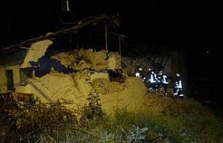 Malatya’da hasarlı evde göçük meydana geldi