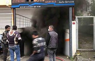 Maltepe’de oto tamircisinde çıkan yangında mahsur...