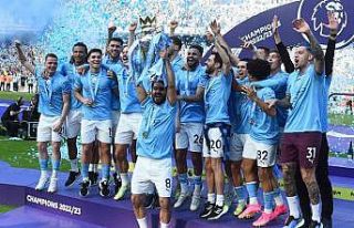 Mancheter City, şampiyonluk kupasını kaldırdı