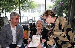 Marmaris’te 84’üncü yaşına giren ressama doğum...