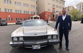 Merhum Alparslan Türkeş’in otomobiliyle oy kullanmaya...