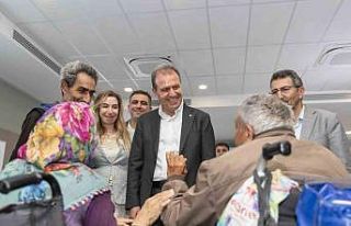 Mersin’de ’Akülü Sandalye Dağıtım Töreni’...