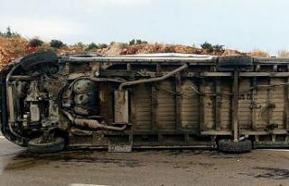 Mersin’de minibüs devrildi: 7 yaralı
