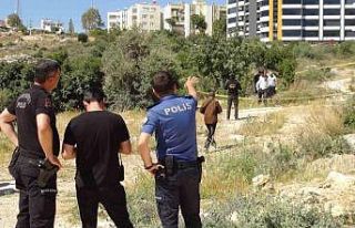 Mersin’de toprak kazan kadın el bombası buldu