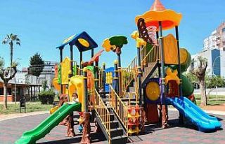 Mersin’de yakılan çocuk oyun grubu yenilendi