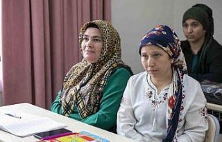 Mersinli kadınlar belediye kurslarıyla okuma yazma...