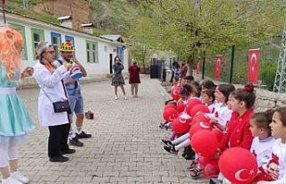Mesafe tanımayan fedakar diş doktoru, kendini köy...