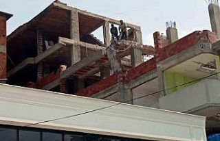 Metrelerce yükseklikteki inşaatta güvenlik önlemi...