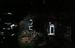 Metruk evdeki yangını devriye atan polisler fark...