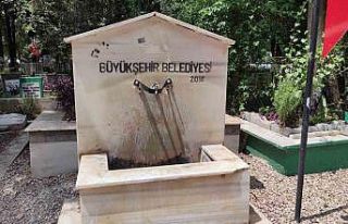 Mezarlıktaki musluklar çalınmasın diye prangalı...