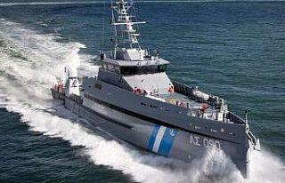 Mikonos Adası açıklarında göçmen botu battı:...