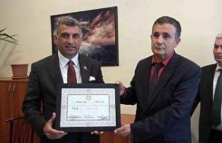 Milletvekili Gürsel Erol mazbatasını aldı