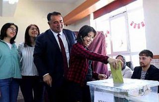 Milletvekili Kaya, ailesiyle oyunu kullandı